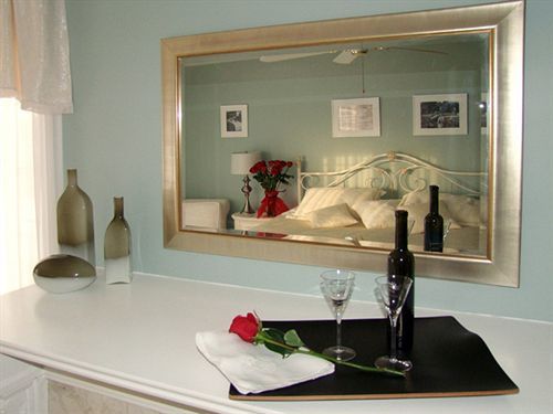 Bed and Breakfast In Elegance Ниагара-он-те-Лейк Экстерьер фото
