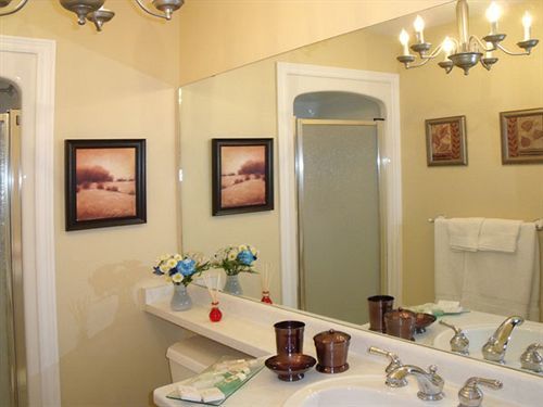 Bed and Breakfast In Elegance Ниагара-он-те-Лейк Экстерьер фото
